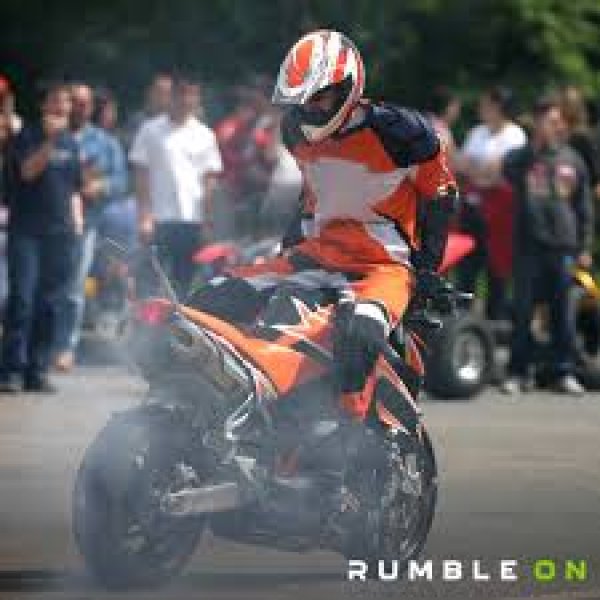 Най-дълго разстояние, седейки назад на мотоциклет, е 202 км. Постигнато е от индиеца Дипаян Чудхури в Джабалпур на 7 октомври 2014 г. Дипаян е член на Dare Devils, акробатичния отбор на индийската армия по мотоциклетизъм.

